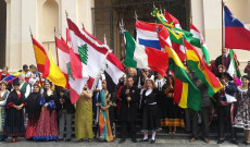 A közösségek nemzeti zászlójukkal a katedrális előtt