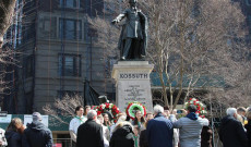 Koszorúzás a Kossuth-szobornál