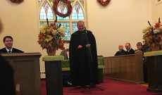 Nagytiszteletű Tóth Péter, a gyülekezet lelkésze beszédet mond