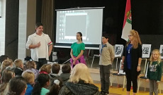 Tóth Péter és a gyerekek az '56-os előadáson