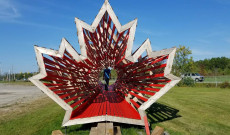 A Hello Wood installációja a Niagara Falls-i Árpád Hall udvarán A Hello Wood installációja a niagara falls-i Árpád Hall udvarán