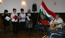 A Világ vándor magyarjainak himnusz éneklése 