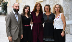 Középen Riz Laura énekes A szervezők és az előadóművészek