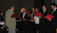 Gyülekezetünk kórusa és kórusvezetője Gyülekezetünk szépen zengő kórusa és kórusvezetője