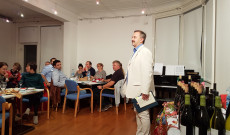 Tamás Péter az Erdélyi Világszövetség elnöke köszönti az egybegyűlteket