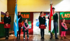Szent László Iskola ünnepe argentin  és magyar zászlók
