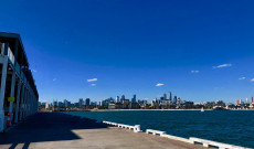 A móló Melbourne belvárosának látképével