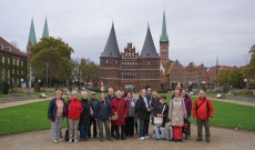 Az első csoportkép a Holstentor előtt készült, ami Lübeck egyik jelképe