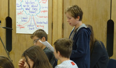 Kérdéseket tesznek fel a szemtanuknak a Kitcheneri Magyar Iskolások