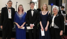 A Ladányi-pályázat díjkiosztója után: Nádas János, a Magyar Társaság elnöke, a díjazottak: King Kerrie, Somogyi Ferenc és Szentkirályi Júlia, valamint Peller Falk Ildikó, a kuratórium tagja (Fotó: Magyar Kongresszus)