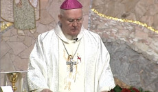Cserháti Ferenc püspök atya szentmise közben