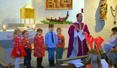 Csibi Sándor plébános a gyermekeket bevonva prédikált a szentmisében
