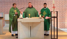 Csaba testvér szentmisét mutatott be Münchenben Merka Jánossal, a Magyar Katolikus Egyházközség plébánosával és Szalontai István atyával