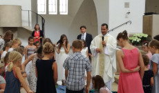 Csibi Sándor, az augsburgi Magyar Katolikus Misszió plébánosa közös játékra hívta a gyermekeket a szentmise keretében
