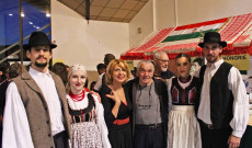 Fellépés előtt a Saverneben élő magyarokkal 