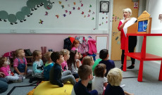 Kinyílt a papírszinház