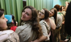 Calgaryi cserkészcsapatok a színpadon