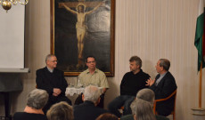 Varga János rektor beszélget a film készítőivel: Blanckenstein György atya, Selmeczi András és Balogh Ernő