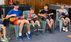 A gyerekek egyszerű, magyar dalokat tanulnak meg eljátszani és énekelni az ukulelén