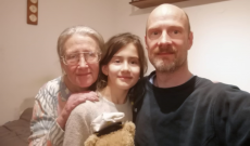Irina a nagymamájával és az apukájával