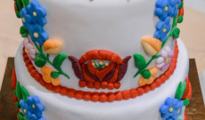 A kalocsai motívumokkal díszített ünnepi tortánk