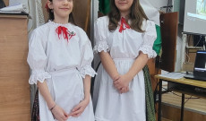 Magyar népviseletben