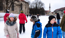 Farsangi korcsolyázás Tallin óvárosban