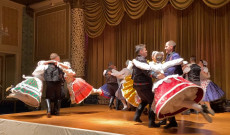 A Borozda Néptáncegyüttes Kalocsai táncokat mutatott be