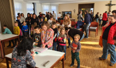 Tekeredik a kígyó... sorbanállás a dedikáláshoz.