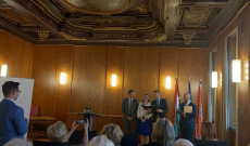 Tordai-Lejkó Gábor főkonzul és Marcus König, Nürnberg város főpolgármestere Magyar Ezüst Érdemkereszt kitüntetést adott át Dr. V. Zombory Anikónak