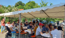 A szép időben a régi barátok, osztálytársak könnyen megtalálták a szót