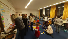Karácsonyi ünnepség a hétvégi magyar iskolában. Szülők, tanárok és gyerekek, 