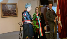 Ünnepélyes koszorúzás