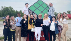 Az ösztöndíjasok Szenthe Anna elnök asszonyal, az Árpád Ház kertjében