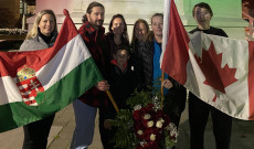 Piros-fehér-zöldbe öltözött Nanaimo egyik jelképe, a &quot;Bástya&quot;