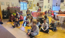 Izgalommal várakozó gyerekek