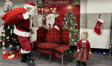 Most érkezik a Mikulás.