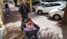 Lelkes versenyzők a &quot;Told el a gyermeked a sarokig&quot; nevezetű feladatnál