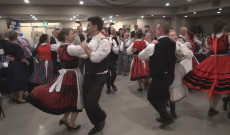 A kezdő felnőtt tánccsoport előadása