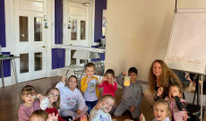 A Szóló Szőlő Chesteri Magyar Tanoda diákjai és Szivós Kata KCSP ösztöndíjas