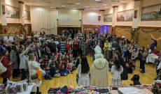 A számos jelenlévő gyerek nagy örömére Szent Miklós püspök is eljött