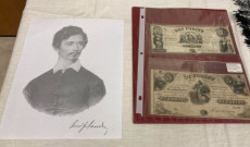 Petőfi portré és Kossuth pénz a díszlet részeként