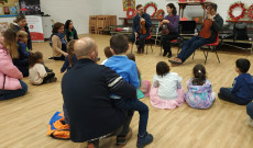 A Gyantár zenekar hangszerekkel imserteti meg a gyermekeket a Magyar Iskola Wokingban