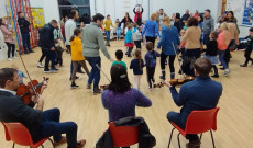 A Gyantár zenekar húzza a talp alá valót a Magyar Iskola Wokingban