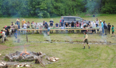 A kinti asztaloknál dolgoznak a cserkészek.