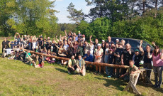 A kisült tészta mögött integet a 40-50 vidám cserkész.