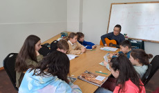 Népdaltanulás a magyar iskolásokkal