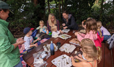 Az összegyűjtött kincsekből szobrokat készítettek a gyerekek