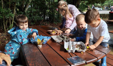 Gyerekek alkotás közben