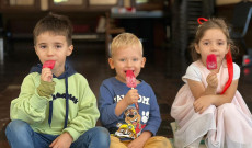 Az ebédet jégkrém osztás követte a gyerekek nagy örömére